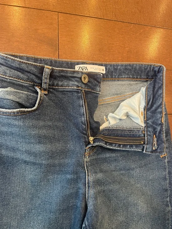 Zara Women's Straight Leg Jeans in Medium Blue Denim - Picture 4 of 9